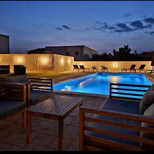 Lucy Apartments With Heated Pool & Free Private Parking Апартаменты