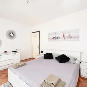  Apartment Katia